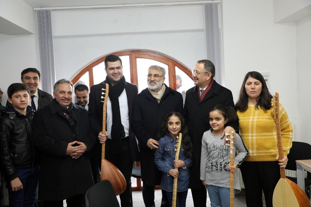 &Ouml;zhaseki, Talas&rsquo;ta m&uuml;zik okulunu gezdi