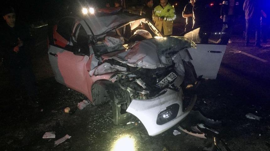 Araçta sıkışan sürücüyü itfaiye kurtardı