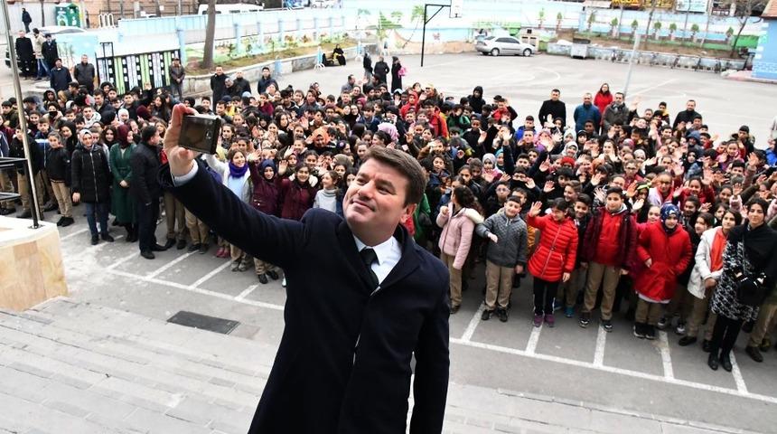 Başkan Din&ccedil;er ilk ders zilini Aksaray Ortaokulunda &ccedil;aldı