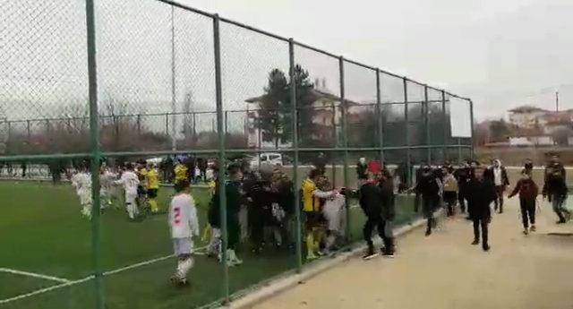 Futbolcuların tekme tokat kavgası, amatör maçı tatil ettirdi