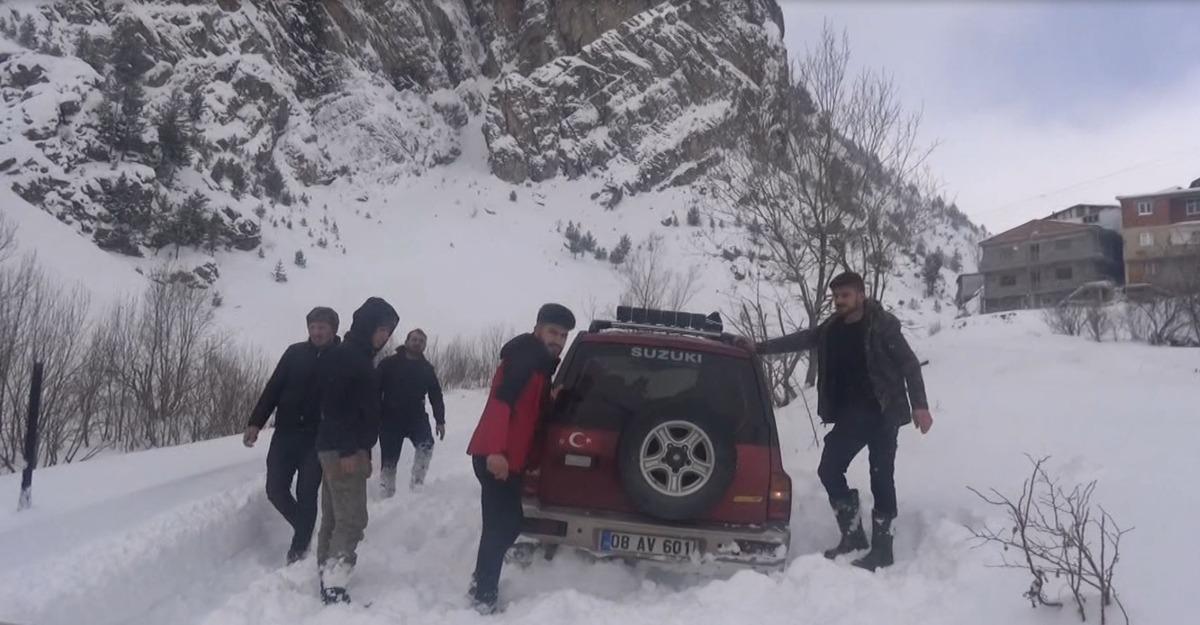 Yaylada mahsur kalan off-road ekibi kurtarıldı