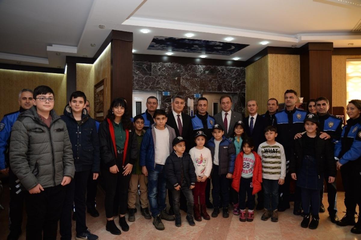Şehit &ccedil;ocuklarına polis şevkati