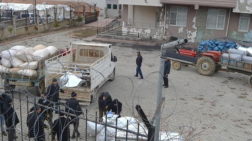 Depremzede &ccedil;ift&ccedil;ilere 25 ton kaba yem dağıtıldı