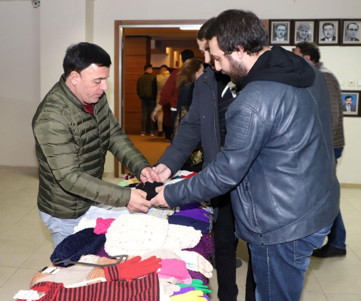 Tiyatroya bilet yerine depremzedeler i&ccedil;in atkı, eldiven ve bere vererek girdiler