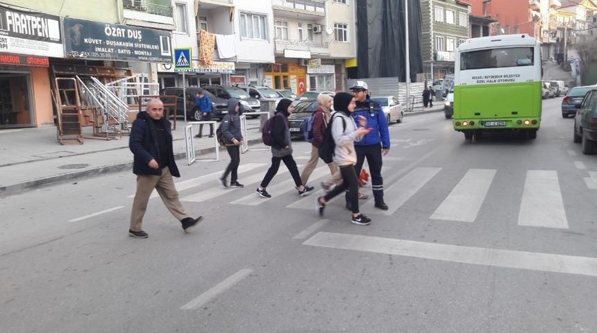 Okulların ilk g&uuml;n&uuml;nde B&uuml;y&uuml;kşehir Zabıtası g&ouml;rev başında