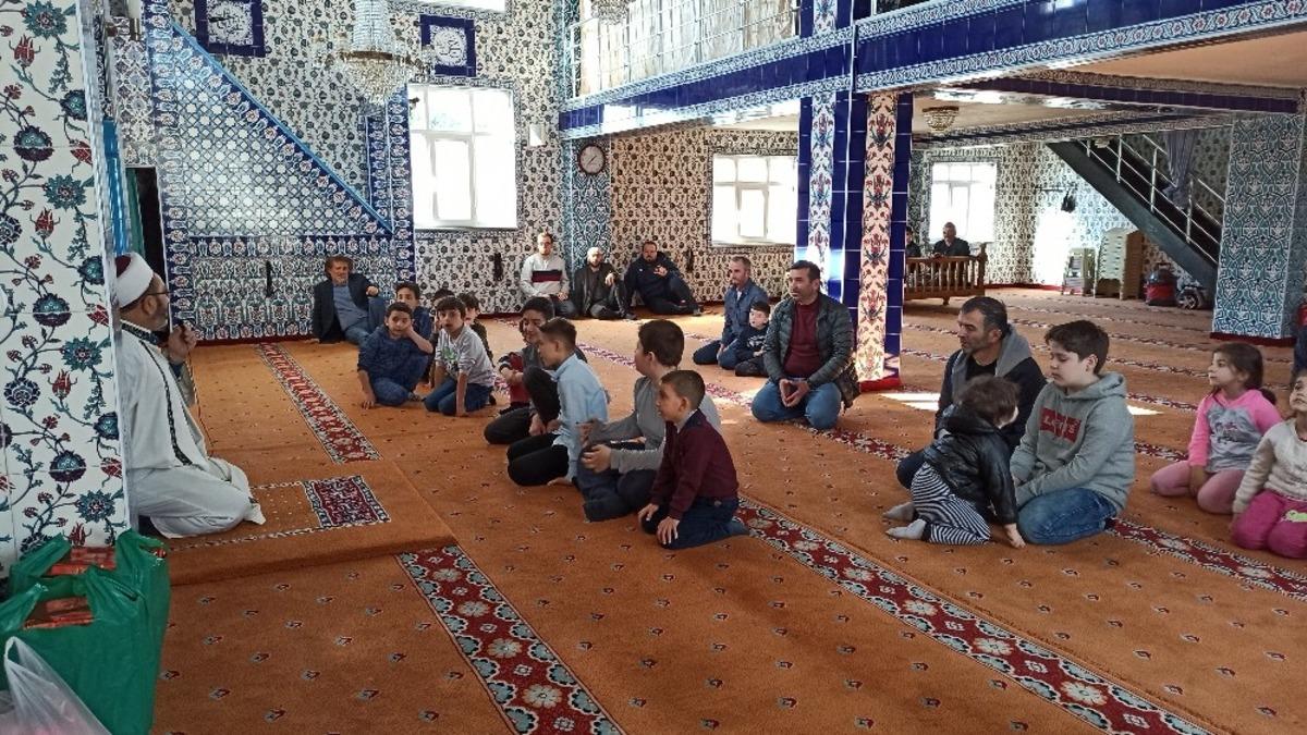 Namazı camide babaları ve dedeleriyle kıldılar &ouml;d&uuml;lleri kaptılar