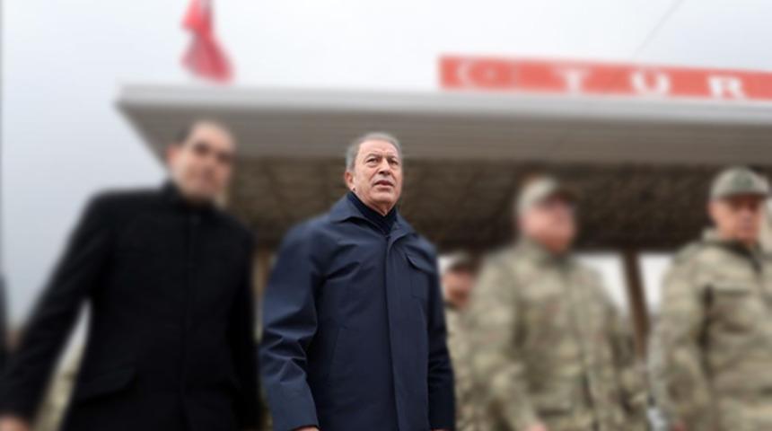 Son dakika Bakan Hulusi Akar ve komutanlar Suriye sınırında