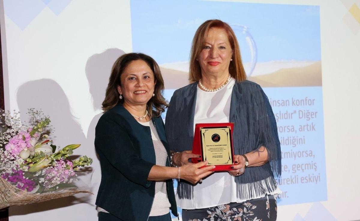A&Uuml;&rsquo;de Prof. Dr. Tomris &Ouml;zben&rsquo;e Emeklilik T&ouml;reni