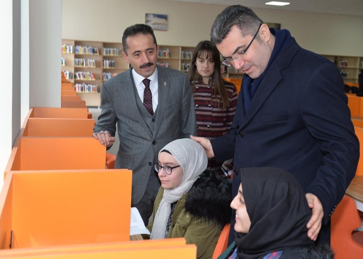 T&uuml;rkiye&rsquo;nin en b&uuml;y&uuml;k k&uuml;t&uuml;phanesi Erzurum&rsquo;da hizmete a&ccedil;ıldı