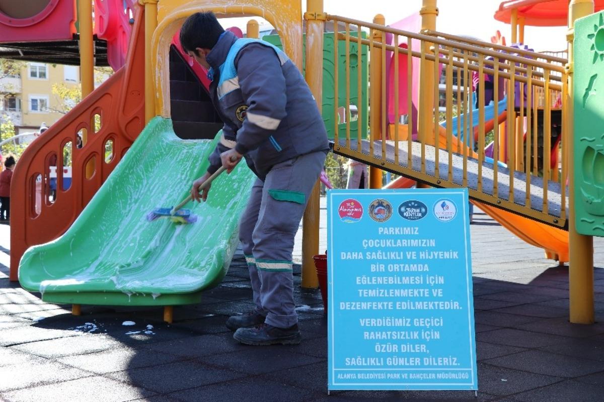 Alanya&rsquo;da &ccedil;ocuk parklarında dezenfekte yapılıyor