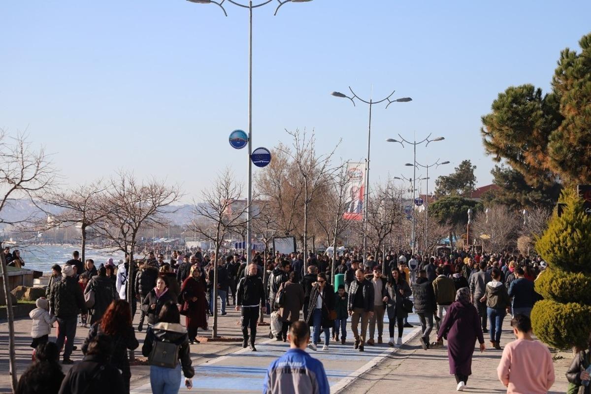 İstanbul&rsquo;da kar yağışı &ouml;ncesi bahar havası