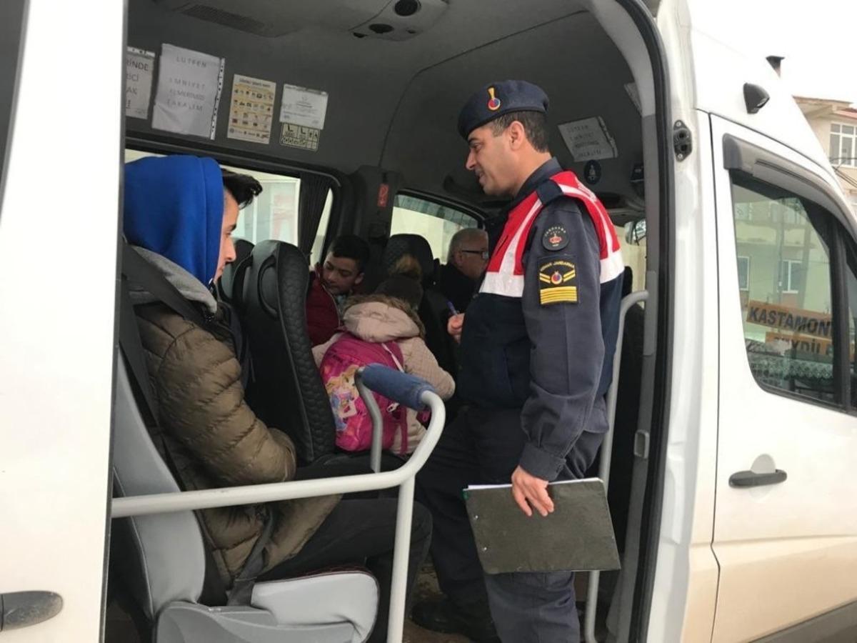 Jandarma ekipleri, okul servis ara&ccedil;larını denetledi