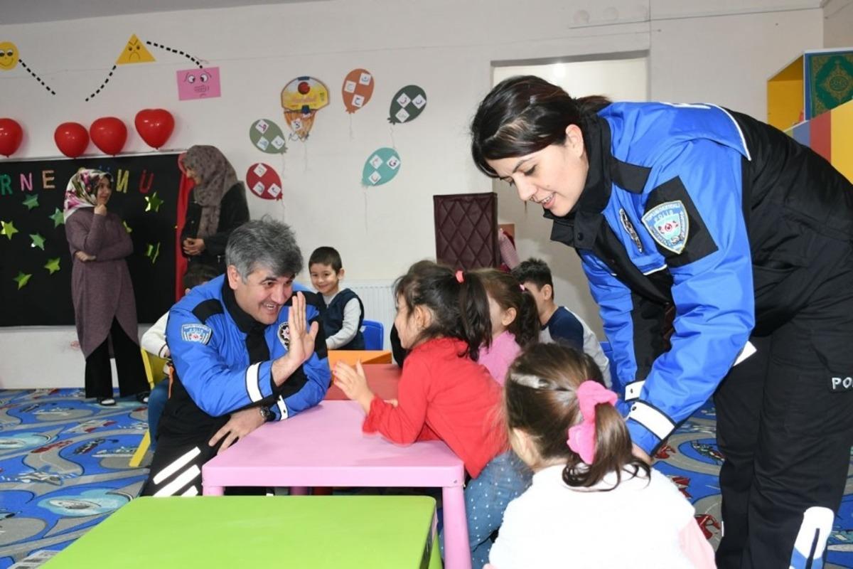Emniyetin minikleri bilgilendirme &ccedil;alışmaları devam ediyor