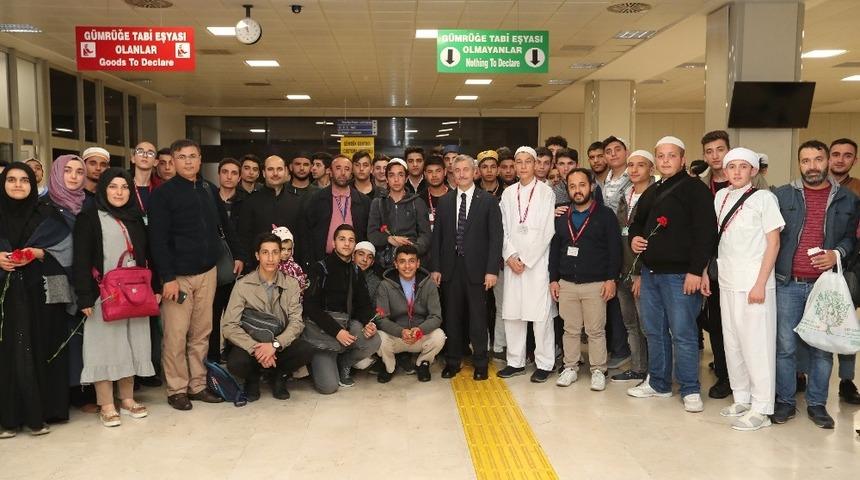 Kutsal topraklara g&ouml;nderilen &ouml;ğrenciler evlerine d&ouml;nd&uuml;