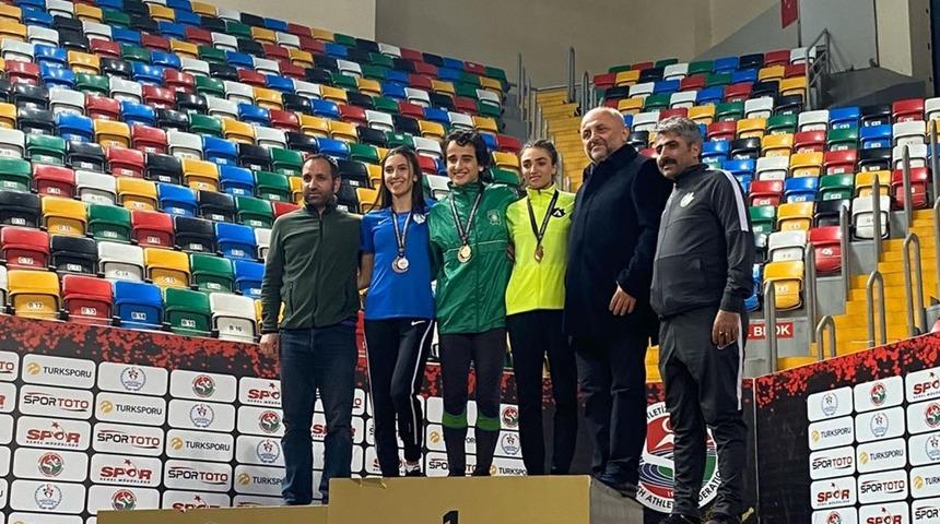 Karslı atletler madalyaya doymuyor