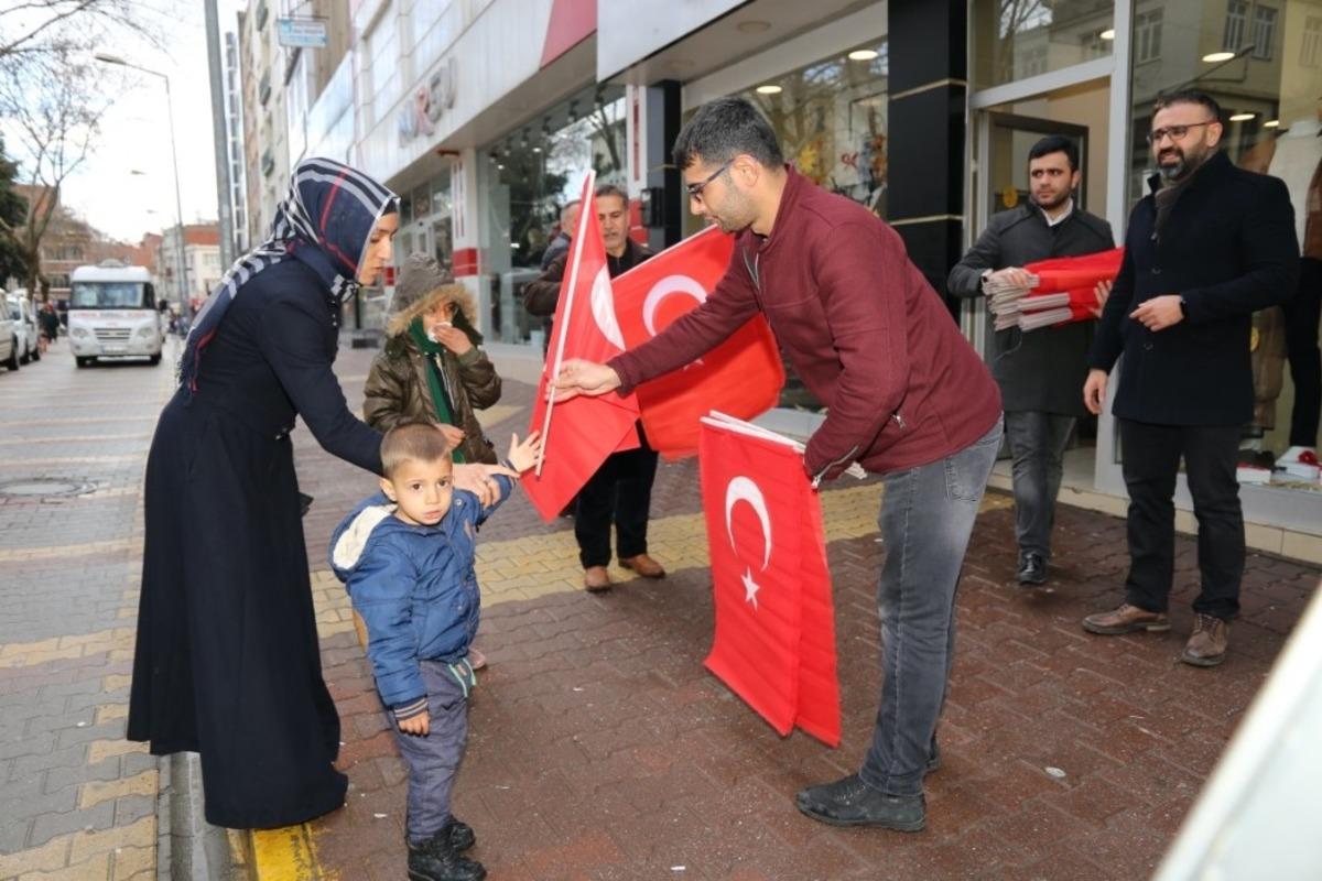 Yunan milletvekiline T&uuml;rk bayraklı tepki