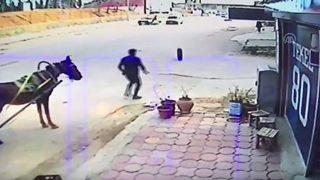 Kamyonetten fırlayan lastiği tekmeyle durdurmaya çalışan vatandaş böyle görüntülendi