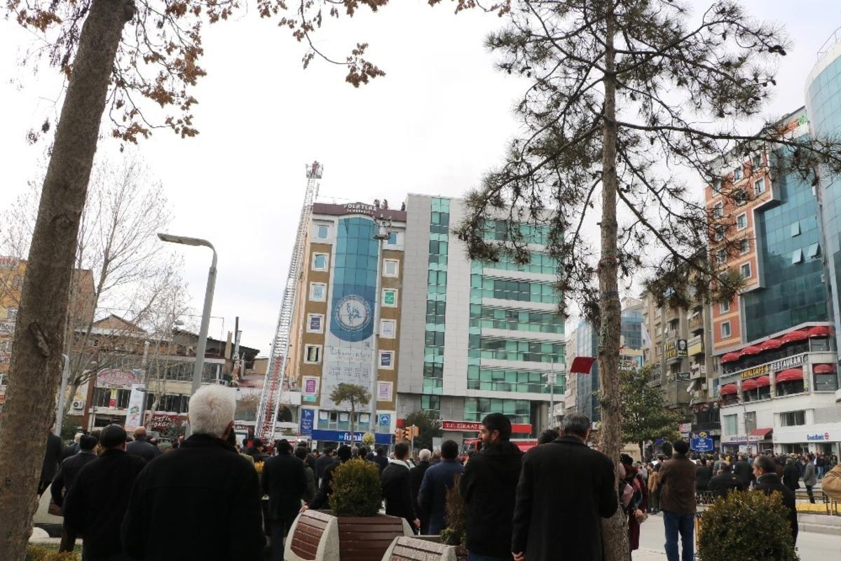 Elazığ&rsquo;da iş merkezi &ccedil;atısında yangın