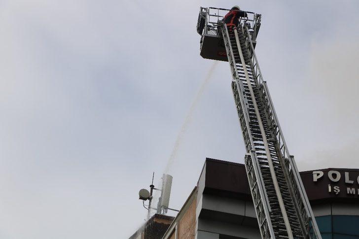 Elazığ’da iş merkezi çatısında yangın G2