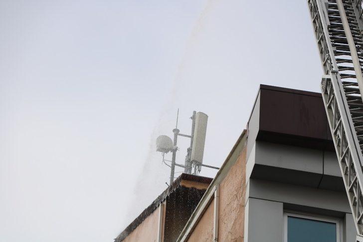 Elazığ’da iş merkezi çatısında yangın G3