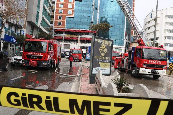 Elazığ’da iş merkezi çatısında yangın G4