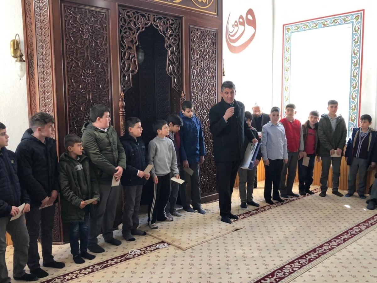 H&uuml;y&uuml;k&rsquo;te yarıyıl tatilinde namazlarını camilerde kılan &ouml;ğrencilere &ouml;d&uuml;l