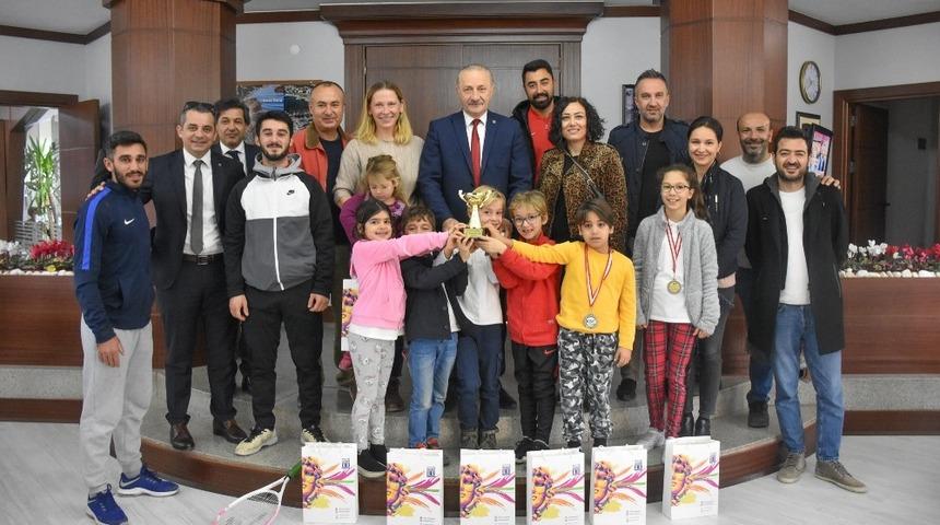 Şampiyon tenis&ccedil;ilerden Başkan Atabay&rsquo;a ziyaret