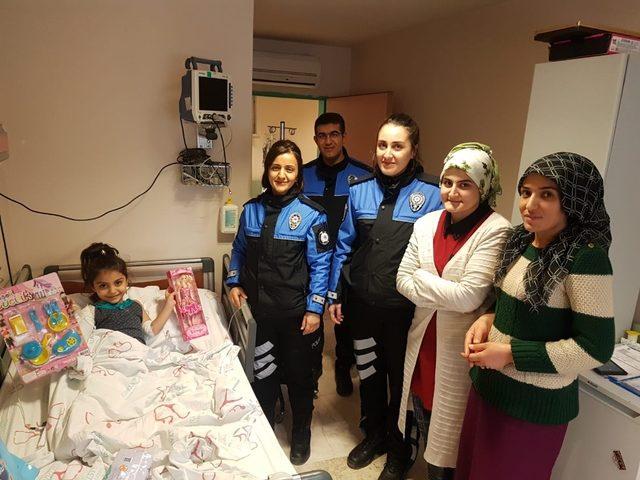 Depremzede Hira Nur’a polislerden moral ziyareti