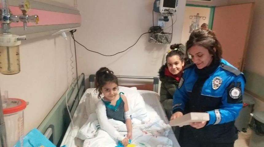 Depremzede Hira Nur’a polislerden moral ziyareti