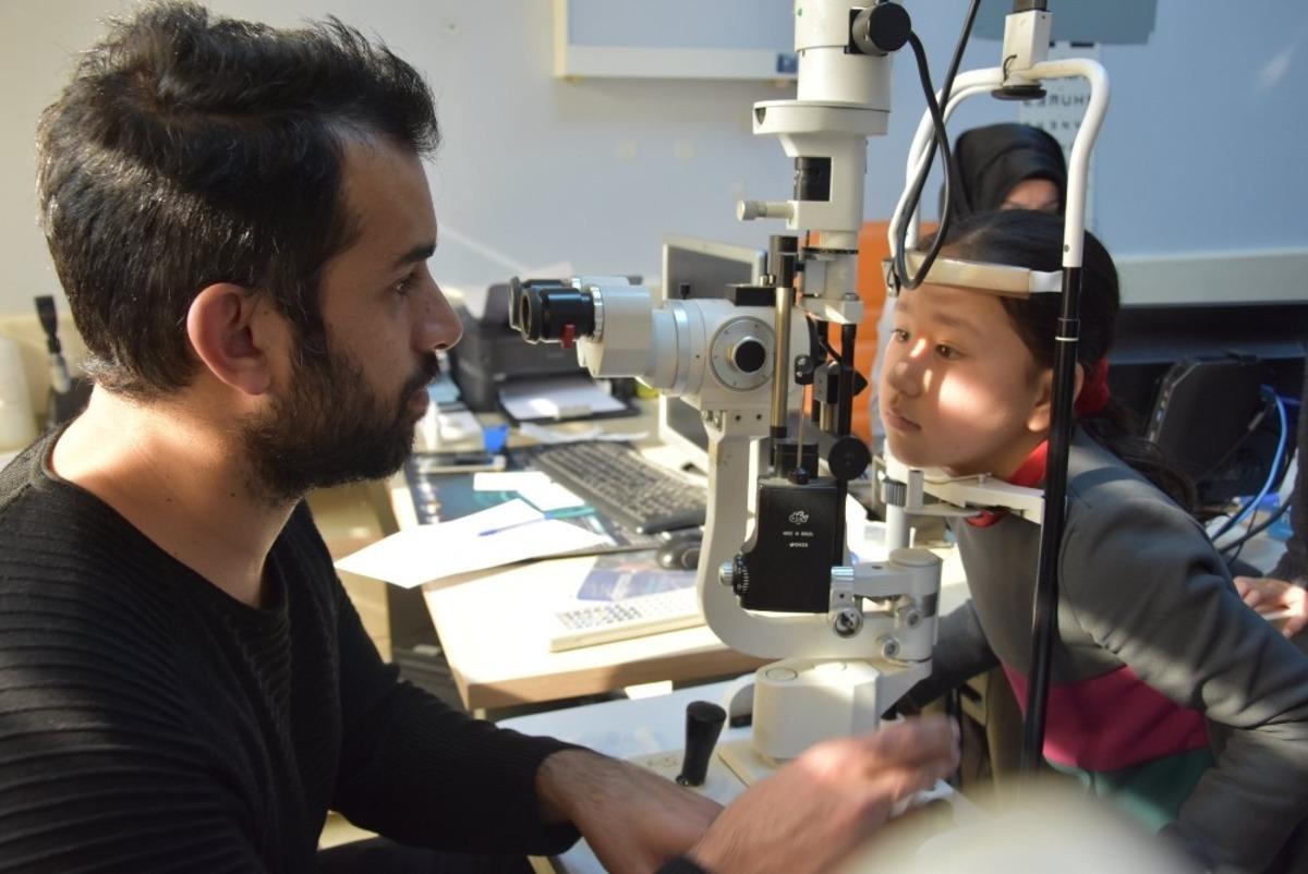 D&uuml;zensiz g&ouml;&ccedil;men &ccedil;ocukları g&ouml;z sağlığı taramasından ge&ccedil;irildi