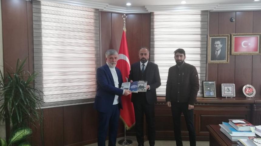 Ko&ccedil;lar ve Obuz, yazdıkları kitapları Rekt&ouml;r Şevli&rsquo;ye takdim etti