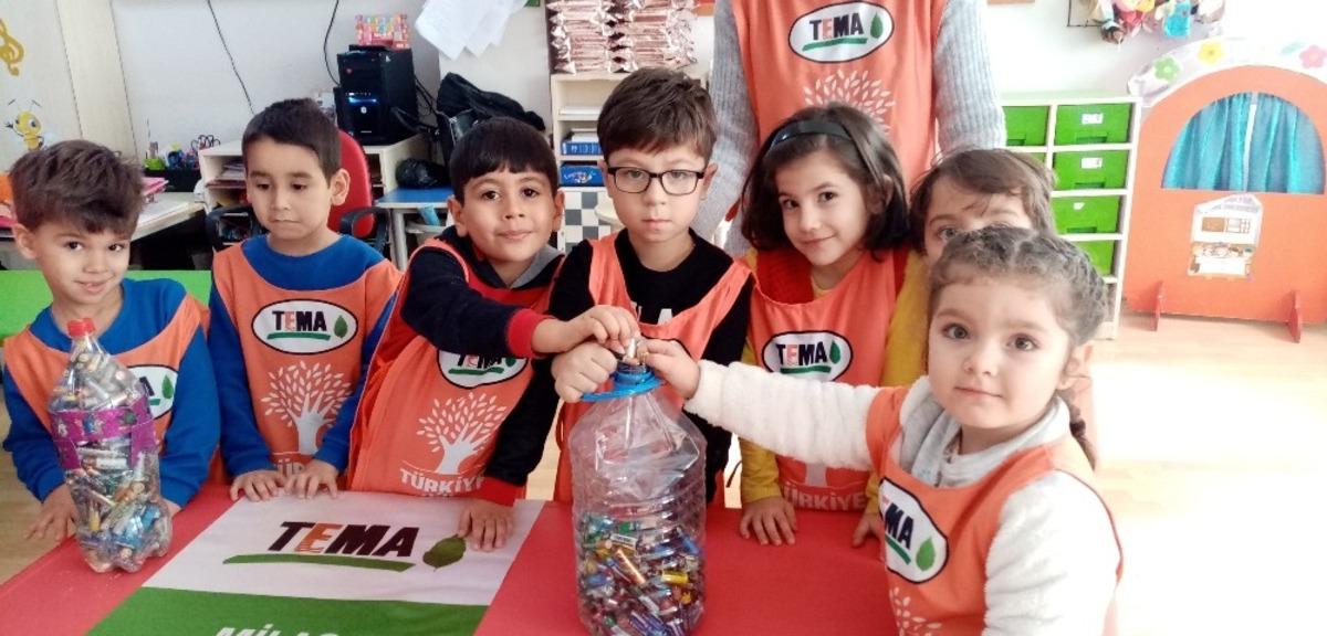 Minik g&ouml;n&uuml;ll&uuml;ler rozet taktı