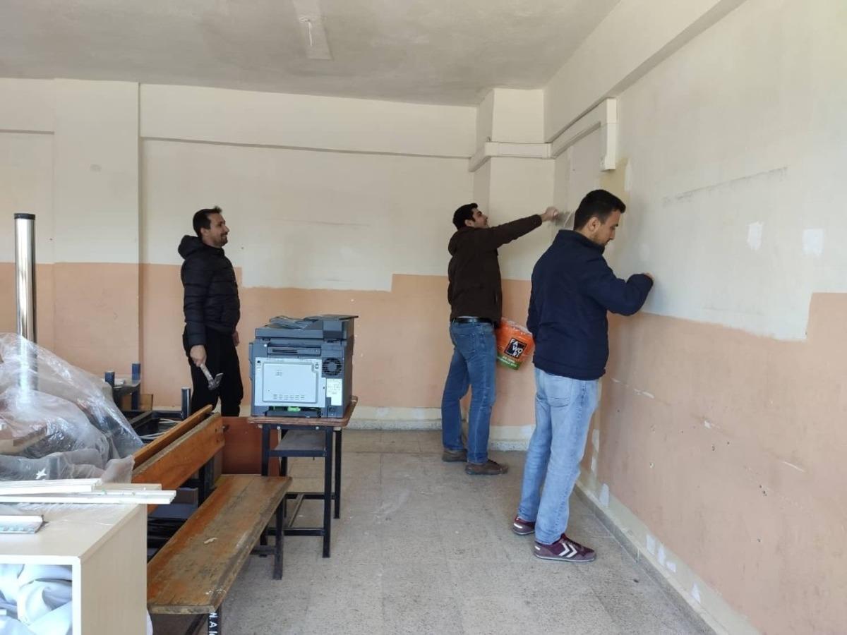 Tatilde el ele verip okullarını g&uuml;zelleştirdiler