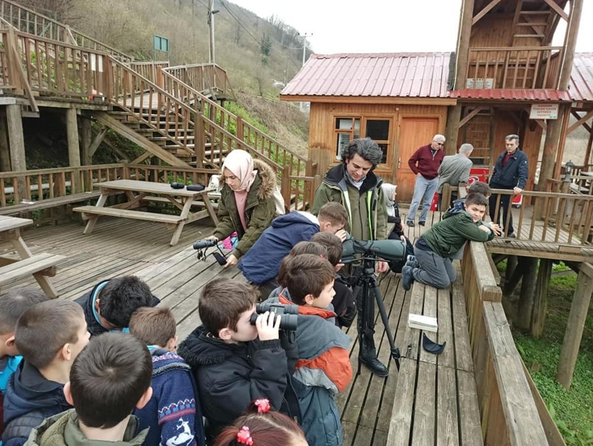 &Ccedil;ocuklar Efteni G&ouml;l&uuml;&rsquo;nde kuşları izledi