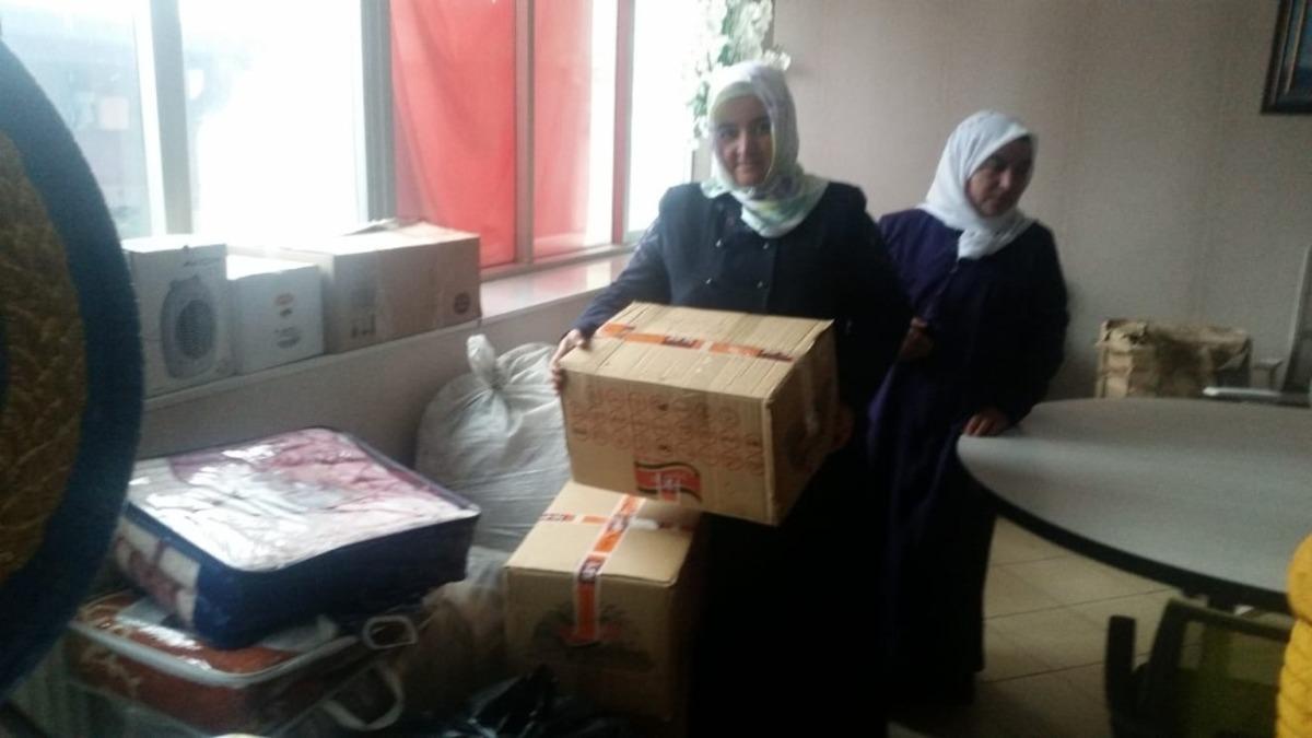 &Ouml;zalplı kadınlardan depremzedelere atkı ve bere desteği
