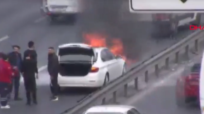 E-5'te ara&ccedil; yangını! Trafik durma noktasına geldi