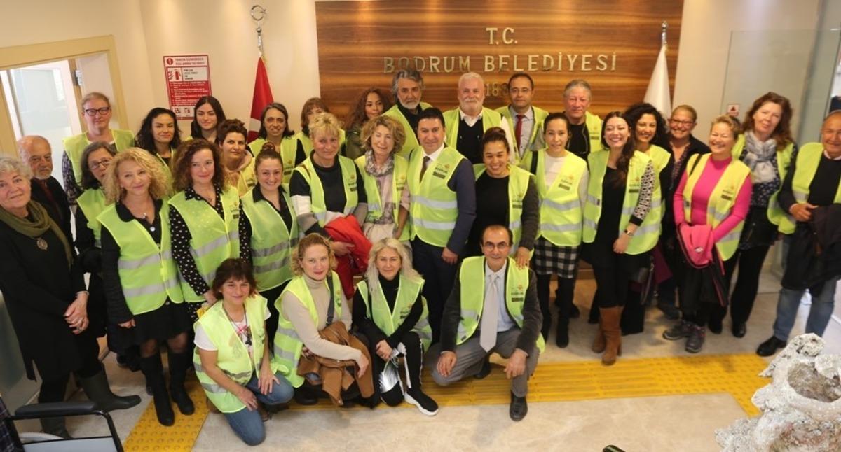 G&ouml;n&uuml;ll&uuml; hayvan koruyucuları kimliklerini Başkan Aras&rsquo;tan teslim aldı