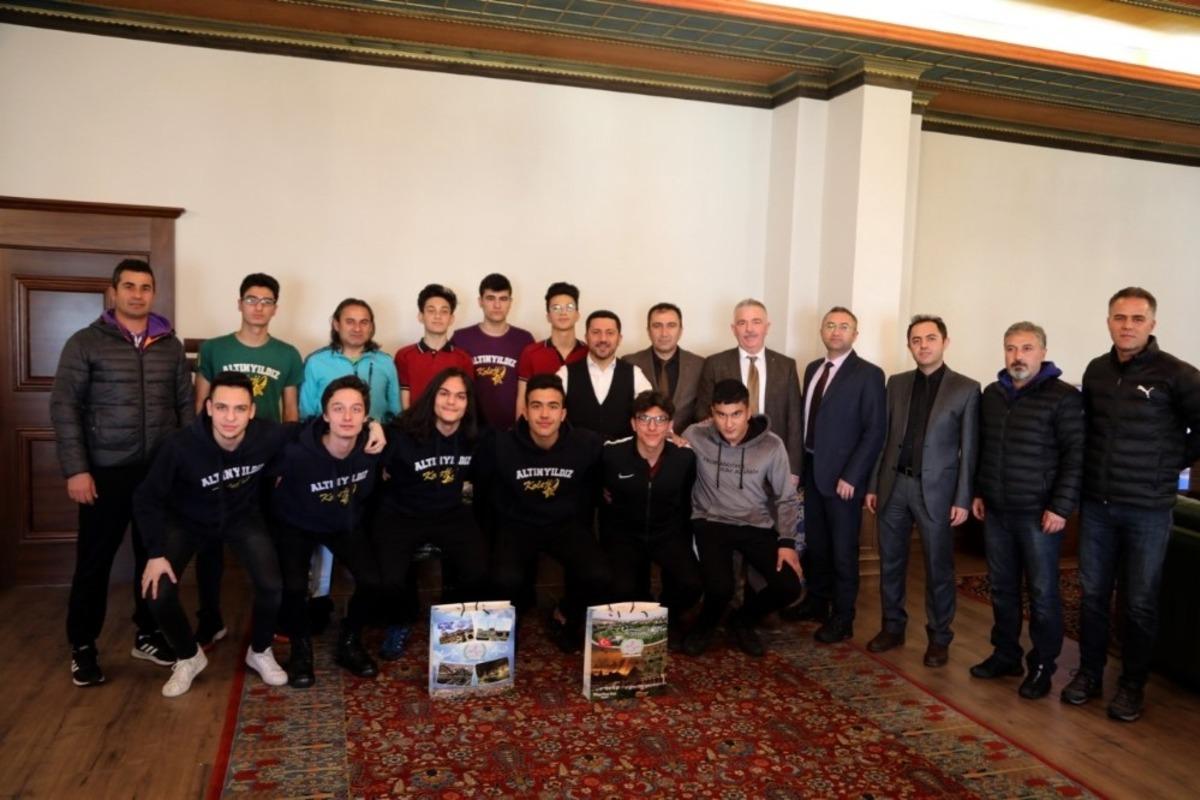 Başkan Arı, futbol il birinciliği m&uuml;sabakasında dereceye giren sporcuları &ouml;d&uuml;llendirdi