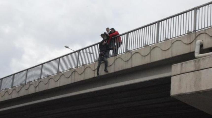 Kocaeli'de korku dolu anlar! Viyadükte intihar girişimi