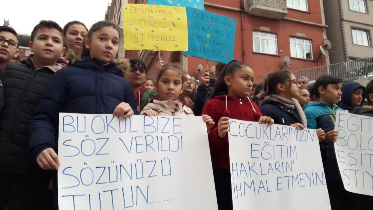 Eski okullarına ge&ccedil;mek isteyen &ouml;ğrenciler ve velileri eylem yaptı
