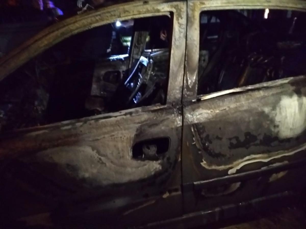 Park halindeki otomobil yandı