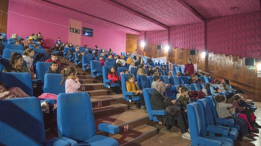 Karacabey&rsquo;de binlerce &ouml;ğrenci sinemaya koştu