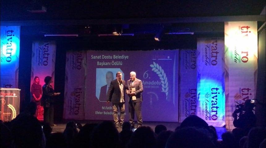 Efeler Belediye Başkanı Atay&rsquo;a &lsquo;Sanat Dostu Belediye Başkanı&rsquo; &ouml;d&uuml;l&uuml;