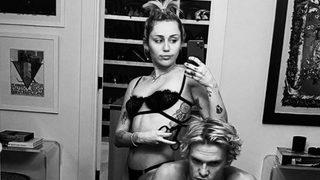 Miley Cyrus ve Cody Simpson'dan banyo pozu 