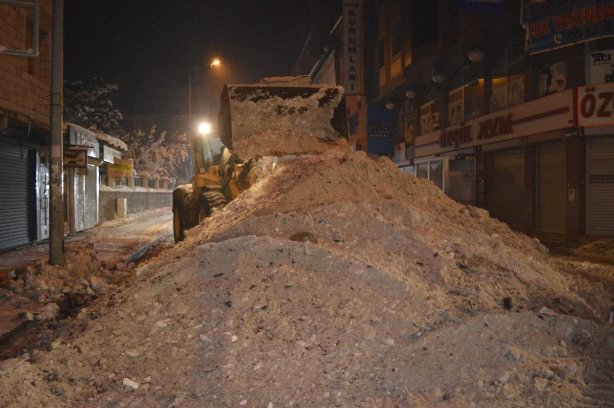 Ağrı&rsquo;da belediye ekiplerinin karla m&uuml;cadele &ccedil;alışmaları s&uuml;r&uuml;yor