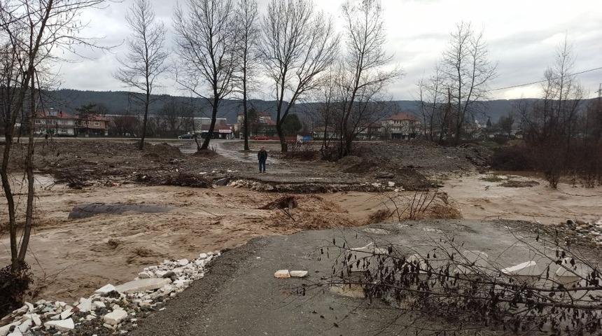 D&uuml;zce'de aşırı yağış k&ouml;pr&uuml;leri yıktı
