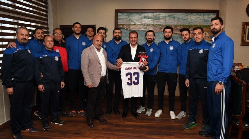 Namağlup basketbolcular, şampiyonluk sevincini Başkan Se&ccedil;er ile paylaştı