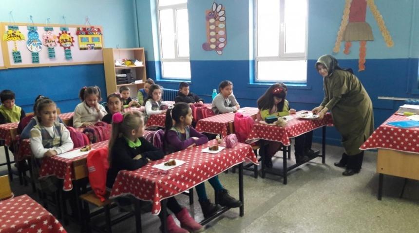 &Ouml;ğrencilerini kek ikramıyla karşıladı