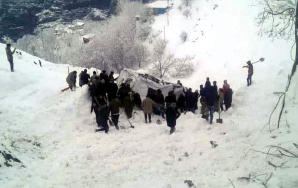 Siirt'te yolcu minib&uuml;s&uuml;n&uuml;n &uuml;zerine &ccedil;ığ d&uuml;şt&uuml;