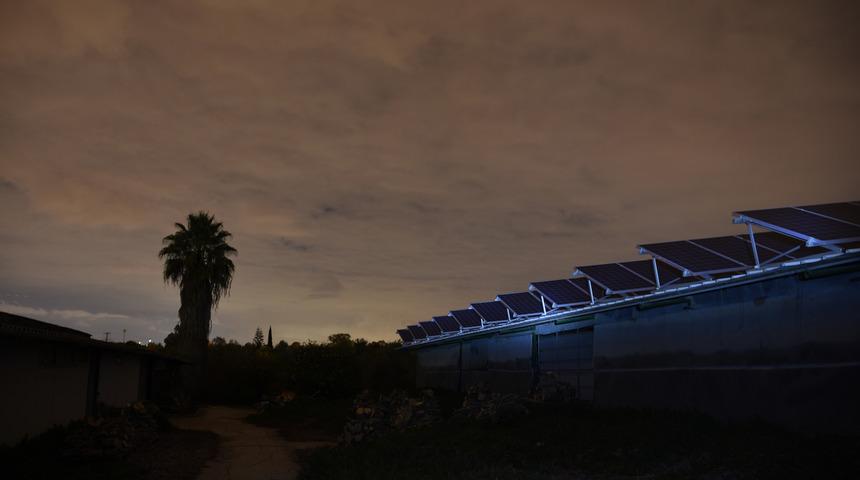 Bu g&uuml;neş paneli geceleri de &ccedil;alışıyor!